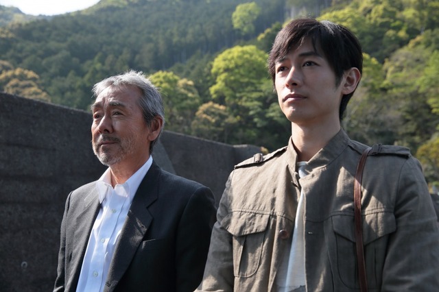 「喧騒の街、静かな海」