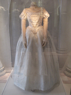 実際に使用された白の女王（アン・ハサウェイ）の衣裳　photo:Yoko Saito