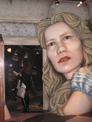 巨大化した（？）アリス　photo:Yoko Saito