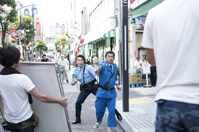 舞台「こちら葛飾区亀有公園前派出所」亀有で撮影のスペシャルPV (C)秋本治・アトリエびーだま／集英社　(C)舞台版「こちら葛飾区亀有公園前派出所」製作委員会2016