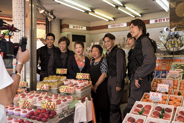 舞台「こちら葛飾区亀有公園前派出所」亀有で撮影のスペシャルPV (C)秋本治・アトリエびーだま／集英社　(C)舞台版「こちら葛飾区亀有公園前派出所」製作委員会2016