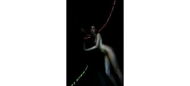 篠山紀信「快楽の館」2016 年（c）Kishin Shinoyama 2016　］（宮島達男の常設展示作品と）