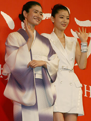 小雪（左）＆チョン・ジヒョン（右）