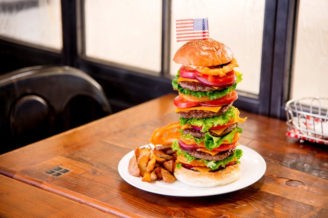 「エーエス クラシックス ダイナー」の「スペシャルバーガー」（6,480円）