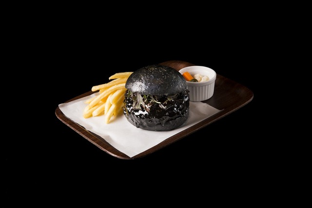 「ミュージアム カフェ & レストラン THE SUN & THE MOON」の「まっくろバーガー」（1,380円）