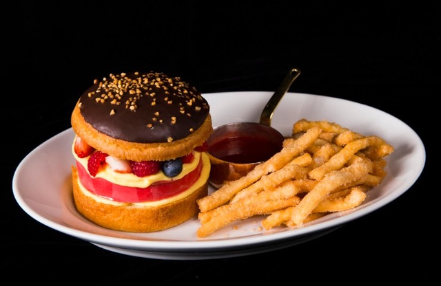 「オーク ドア/グランド ハイアット 東京」の「アイスバーガー」（2,402円）