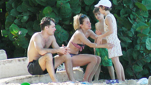 バルバドス諸島で休暇中のジュード・ロウ＆シエナ・ミラー　-(C) Splash/AFLO