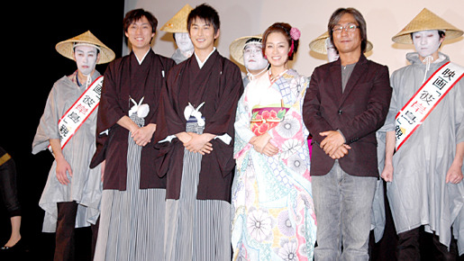 後ろには、劇中に登場する“島民”たちの姿も