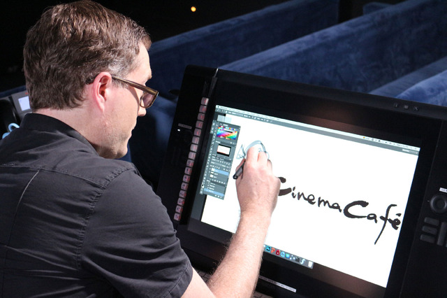 ロゴ用のドリー＆ニモを描くアンガス・マクレーン