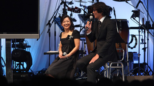 『今度は愛妻家』で共演した豊川悦司も登場