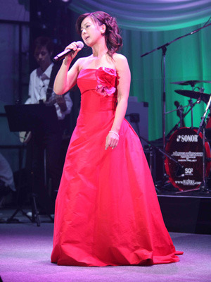 真っ赤なドレスで熱唱する薬師丸さん