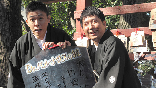 仲良く絵馬を奉納　photo：Yoko Saito