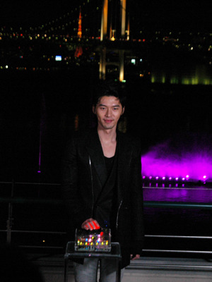 夜景をバックに