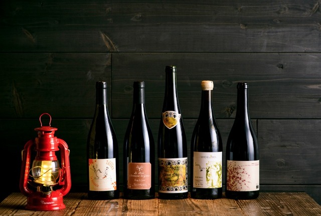 「アルザス リースリング 14 ガングラジェ」、「パタポン・シャペル '12 ブリゾー」など、ナチュラルワインを中心としたワインをラインナップ。