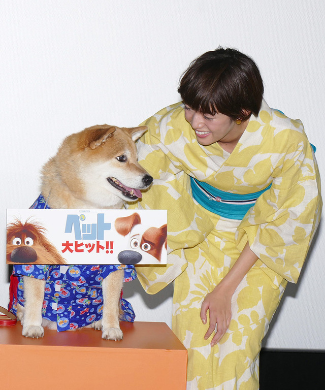 佐藤栞里、柴犬まる『ペット』の初日舞台挨拶