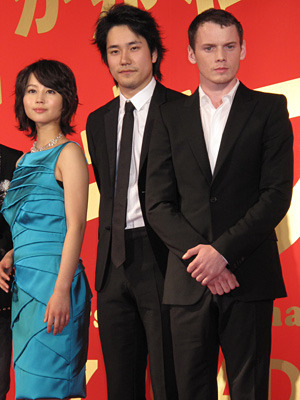 （左から）堀北真希、松山ケンイチ、アントン・イェルチン　photo：Yoko Saito