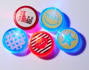 VOGUEブースのみで手に入る光るバッジ（1個 500円／税込みにて販売）