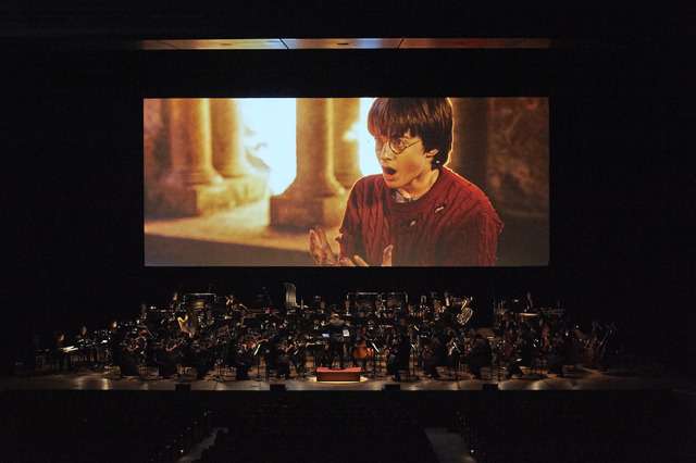 「ハリー・ポッター in コンサート シリーズ第1弾！『ハリー・ポッターと賢者の石』」HARRY POTTER characters, names and related indicia are (C) & TM Warner Bros. Entertainment Inc. Harry Potter Publishing Rights (C) JKR. (s16)