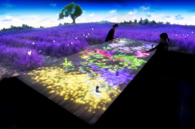 『フラワーテーブル』Powered by teamLab