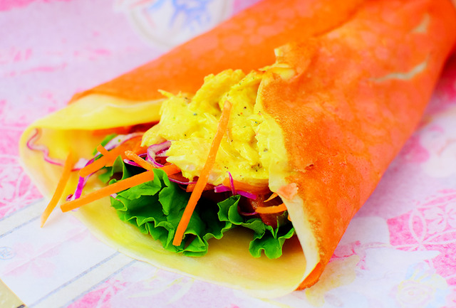 カフェ・オーリンズでは、“華”をイメージした「チキン＆ラタトゥイユの冷製クレープ（カレー風味）」（520円）