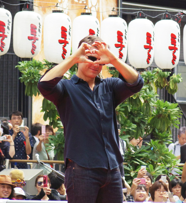 トム・クルーズが日本に贈る、全力のLOVEポーズ／『オール・ユー・ニード・イズ・キル』弾丸プロモーション in 大阪