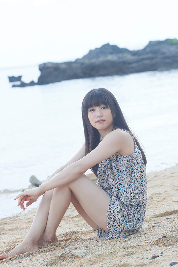 ファースト写真集「桜井日奈子です。」より