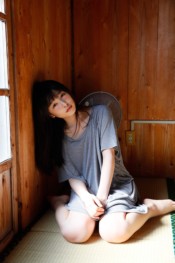 ファースト写真集「桜井日奈子です。」より