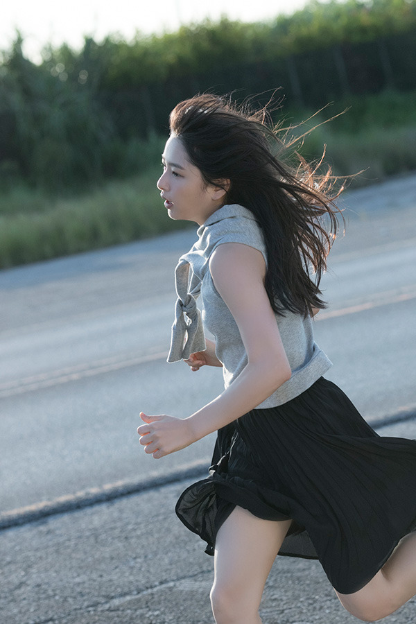 ファースト写真集「桜井日奈子です。」より