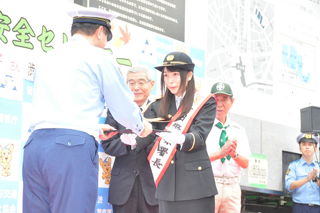 桜井日奈子／渋谷警察署の一日署長に就任