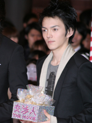 錚々たる先輩たちと並んでやや緊張気味？