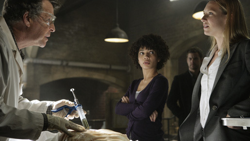 「FRINGE／フリンジ」 -(C) 2009 Warner Bros. Entertainment Inc. All Rights Reserved.