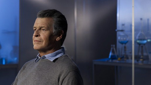 ウォルター・ビショップ（ジョン・ノーブル）　-(C) 2009 Warner Bros. Entertainment Inc. All Rights Reserved.