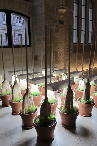 Sans titre |2013 ほうき、素焼きの植木鉢、土、ランプ|サイズ可変Brooms, clay pots, soil, lamps |Dimensions variable Photo: Fanny Wahart / Coll&egrave;ge des Bernardins, Paris, Courtesy of the artist and ART : CONCEPT, Paris