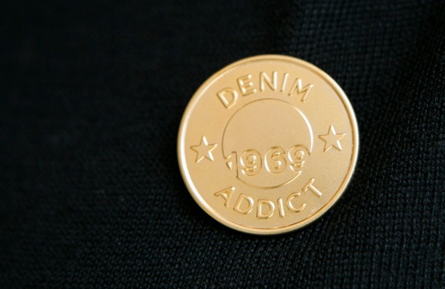 Gapストアのスタッフの中で、金のバッジを胸につけたスタッフは、デニムファッションのエキスパート「Denim ADDICT（デニム アディクト）」