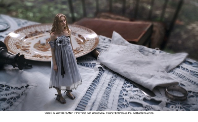 『アリス・イン・ワンダーランド』（C）2016 Disney