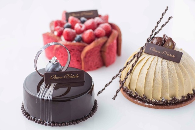 グランド ハイアット 東京 2016年クリスマスケーキ　左手前より、「プレギエーラ」、左奥 「ベリープディング」、右 「ベリープディング」