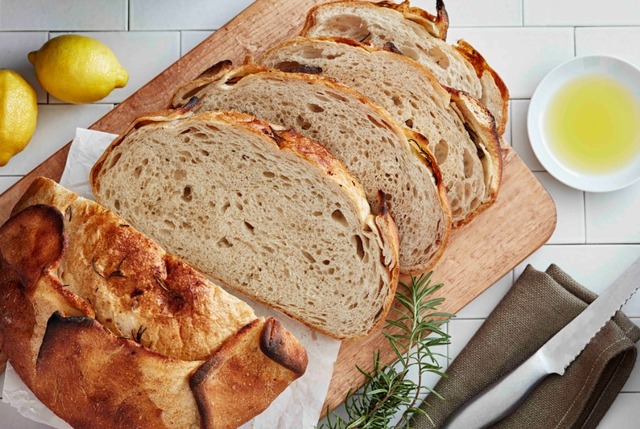 「FARMSHOP BAKERY」　ローズマリーとレモンゼストのカンパーニュ