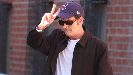 今月22日、医者のもとを訪れた際のチャーリー・シーン　-(C) Splash/AFLO