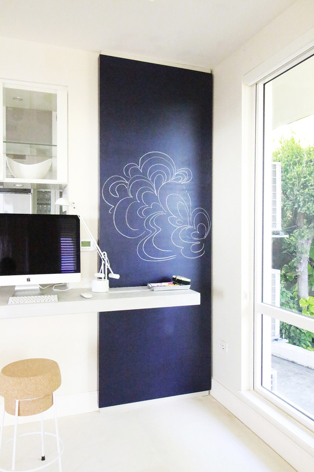 キッチン横の黒板（ローレンのイラスト付き）「TERRACE HOUSE ALOHA STATE」