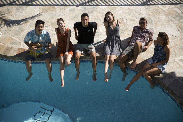 プールで遊ぶメンバーたち「TERRACE HOUSE ALOHA STATE」（C）フジテレビ／イースト・エンタテインメント