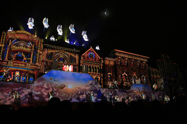 “一生に一度は見たいクリスマスツリー”が初点灯／ユニバーサル・スタジオ・ジャパン