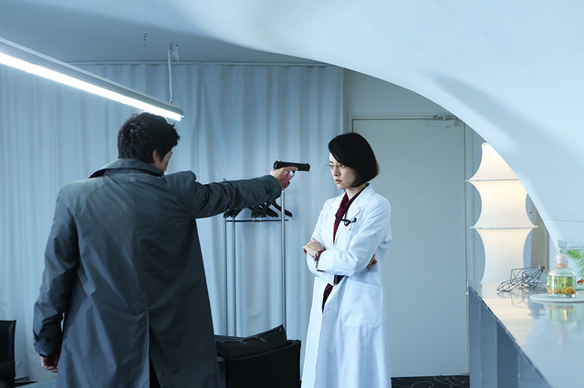 小栗旬、市川実日子『ミュージアム』（C）巴亮介／講談社 （C） 2016映画「ミュージアム」製作委員会