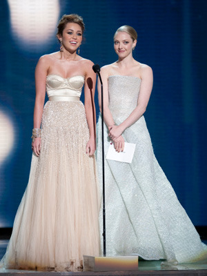 マイリー・サイラス＆アマンダ・セイフライド　Michael Yada / (C) A.M.P.A.S.