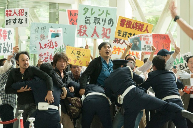 『22年目の告白―私が殺人犯です―』（C）2017 映画「22年目の告白－私が殺人犯です－」製作委員会