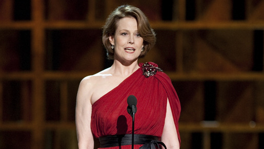 シガニー・ウィーバーは美術賞のプレゼンターとして自身の出演作『アバター』の受賞に立ち合い嬉しそう！　Michael Yada / (C) A.M.P.A.S.