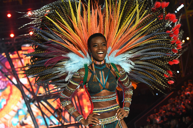 「ヴィクトリアズ・シークレット」ファッションショー2016-(C)Getty Images