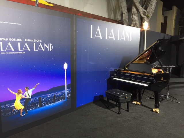 『ラ・ラ・ランド』LAプレミア　Photo credit:  EW0001: Sebastian (Ryan Gosling) and Mia (Emma Stone) in LA LA LAND.  Photo courtesy of Lionsgate.（C） 2016 Summit Entertainment, LLC. All Rights Reserved.