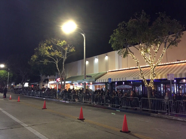 『ラ・ラ・ランド』LAプレミア　Photo credit:  EW0001: Sebastian (Ryan Gosling) and Mia (Emma Stone) in LA LA LAND.  Photo courtesy of Lionsgate.（C） 2016 Summit Entertainment, LLC. All Rights Reserved.