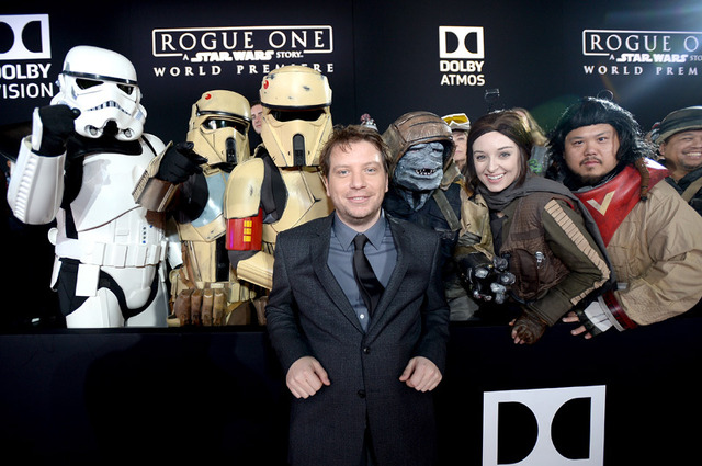 ファンに囲まれるギャレス・エドワーズ監督／『ローグ・ワン／スター・ウォーズ・ストーリー』ワールドプレミア（C）2016 Lucasfilm Ltd. All Rights Reserved.