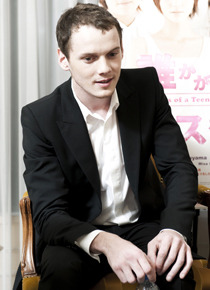 『誰かが私にキスをした』　アントン・イェルチン　photo：Toru Hiraiwa